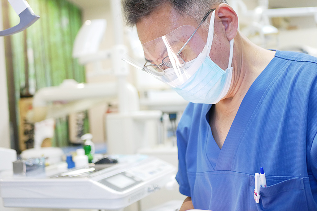 虫歯の部分を取り除く